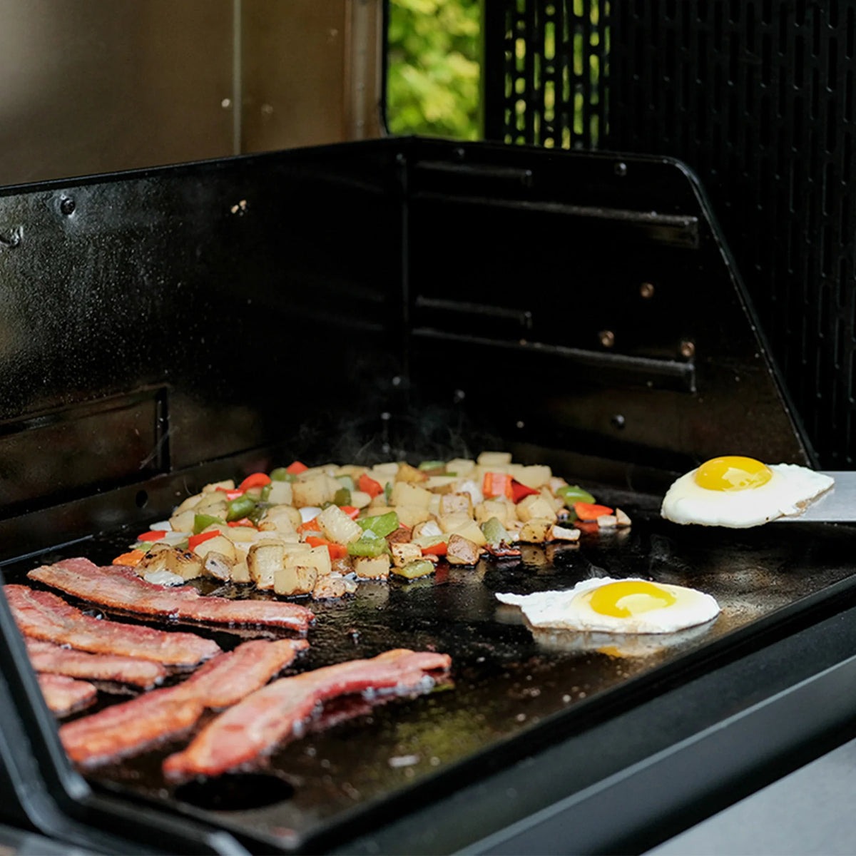 Gravity Series® 800 Digital Charcoal Griddle + Grill + Smoker