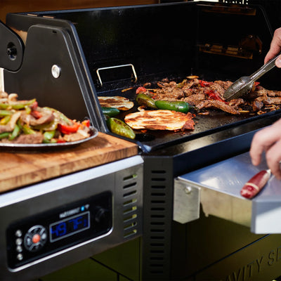 Gravity Series® 800 with Cover and Pizza Oven Bundle