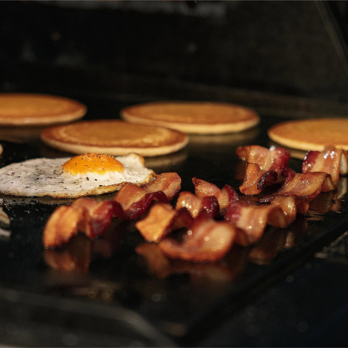 Gravity Series® 1050 with Cover and Griddle Insert Bundle